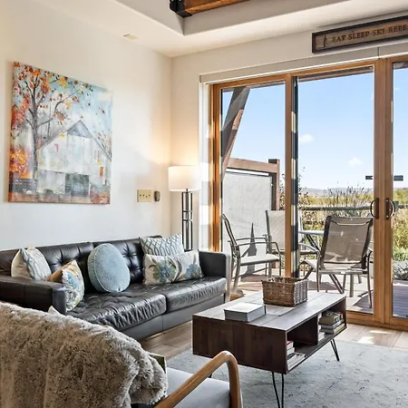 Iconic Stay For 6 10 Min Drive To Base, Full Kitchen, Private Hot Tub, Restaurants Nearby!